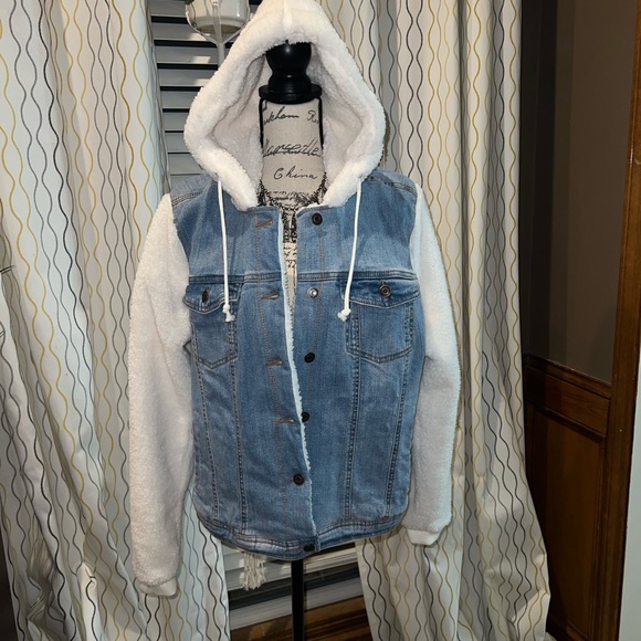 NWOT Maurice’s Denim and White Soft Teddy Sleeves Denim Jacket. Size 1x 🤍 - Picture 2 of 10